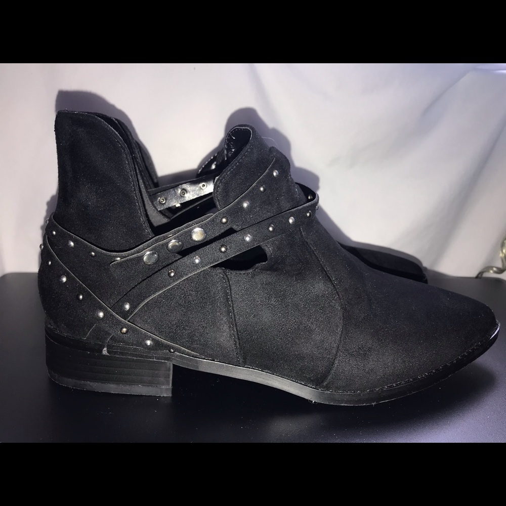 Black heeled booties!!